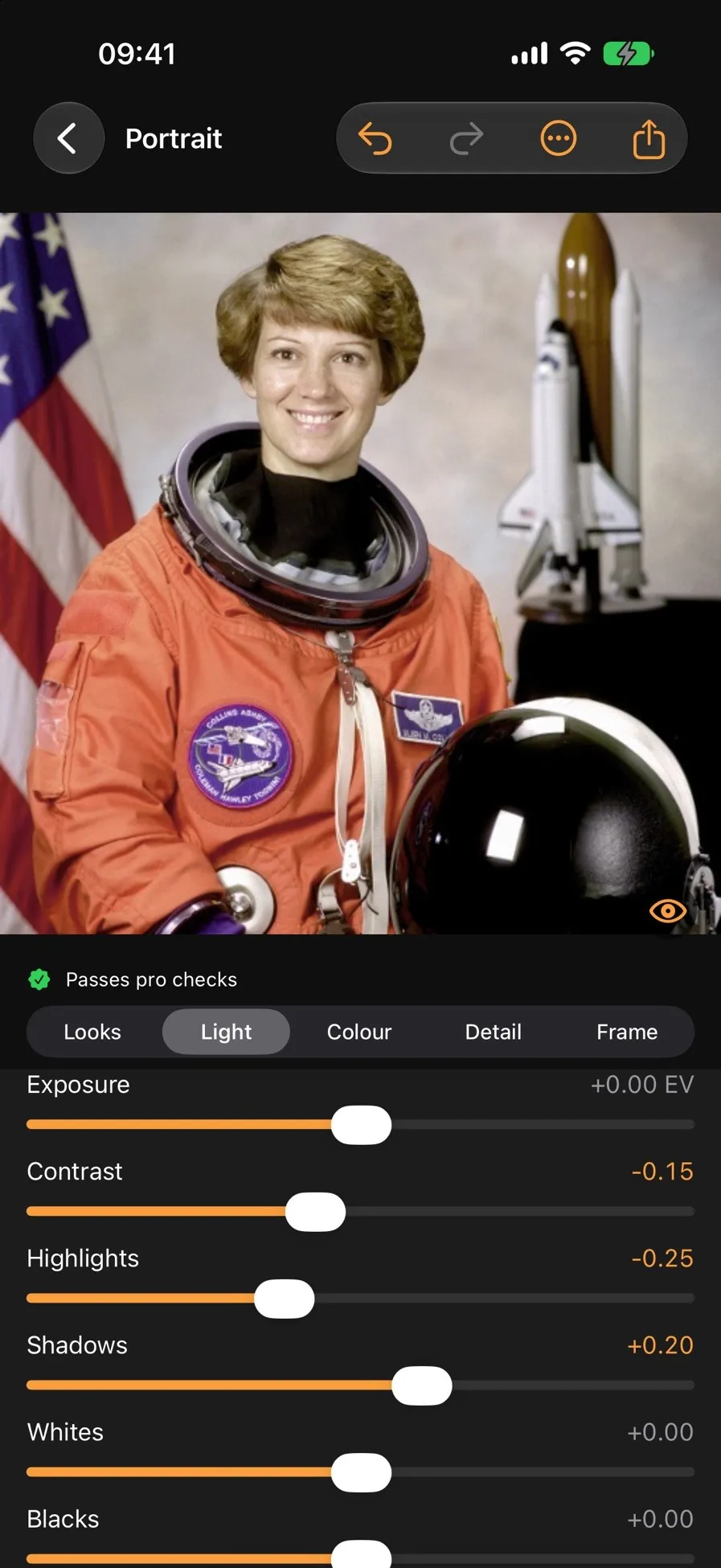 JK Graphic Editor: Fine-tuning light on a portrait